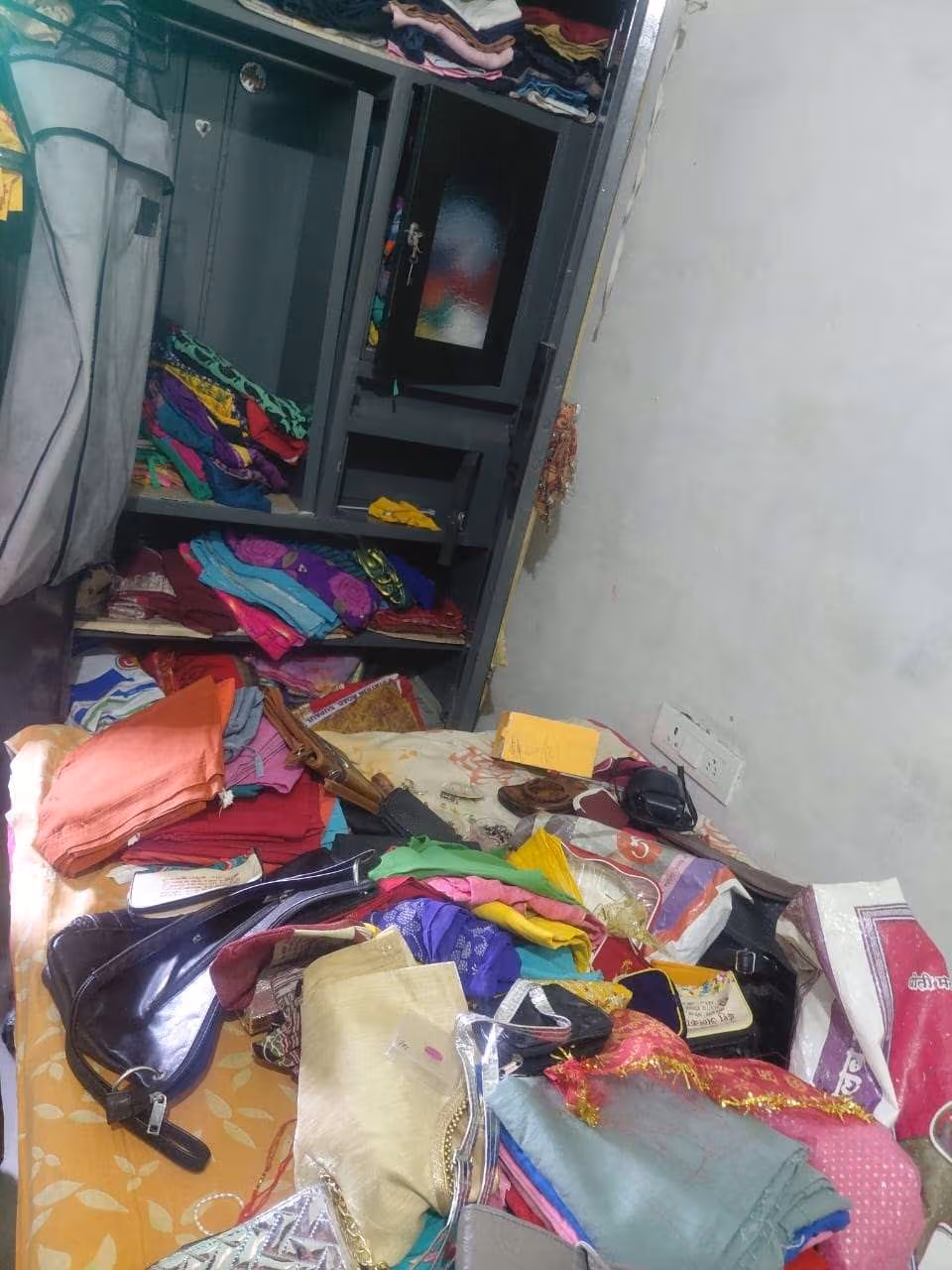 सूने घर से नौ हजार नगद सहित 30 हजार के सामान की चोरी