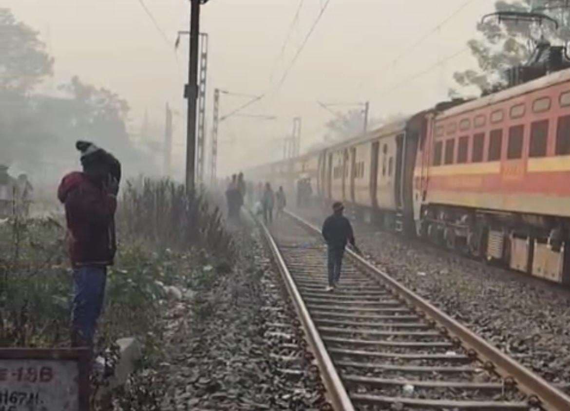 Samastipur : एक ही ट्रैक पर पहुंची मालगाड़ी व सवारी ट्रेन, मची अफरातफरी