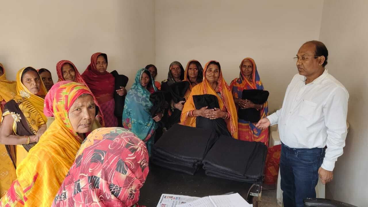 Samastipur : पूर्व मुखिया ने जरूरतमंदों में बांटे कंबल