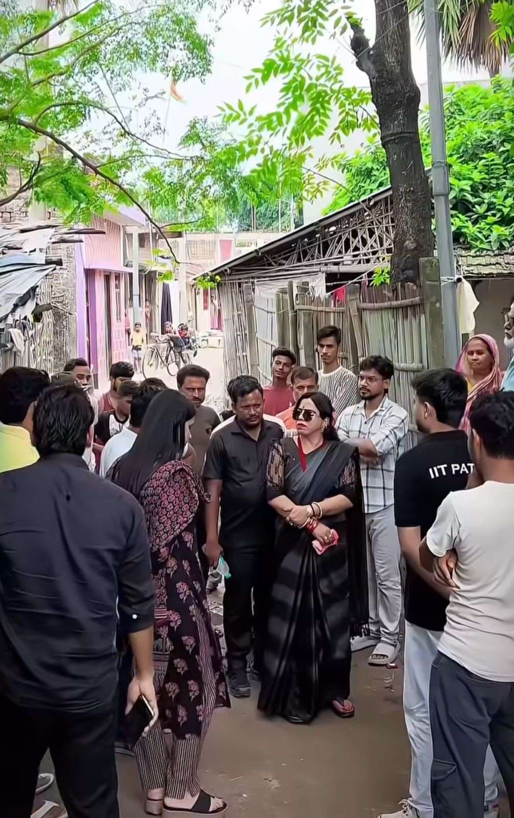 सड़क से अतिक्रमण हटाने को लेकर सड़क पर उतरी बरारी मुख्य पार्षद