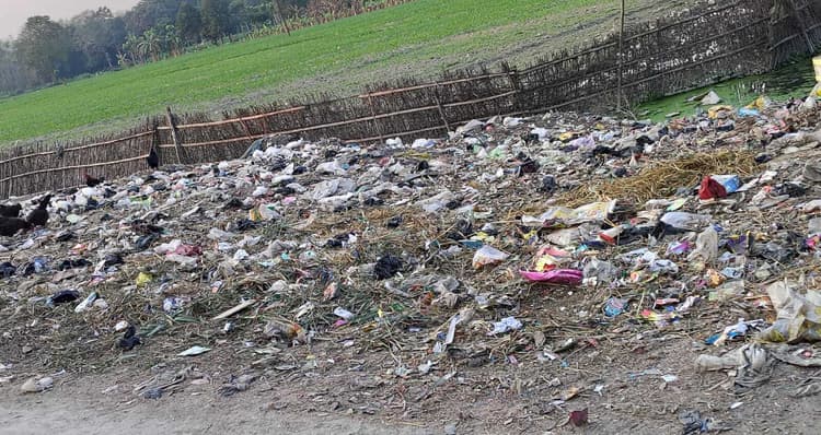 तुर्की मुख्य सड़क किनारे कचरा का लगा है अंबार