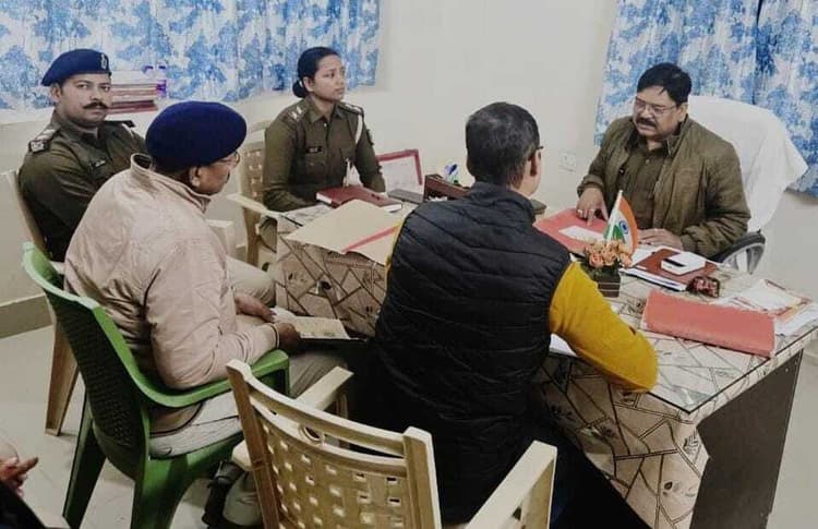 एसडीपीओ ने सालमारी थाना में दर्ज मामलों की समीक्षा की