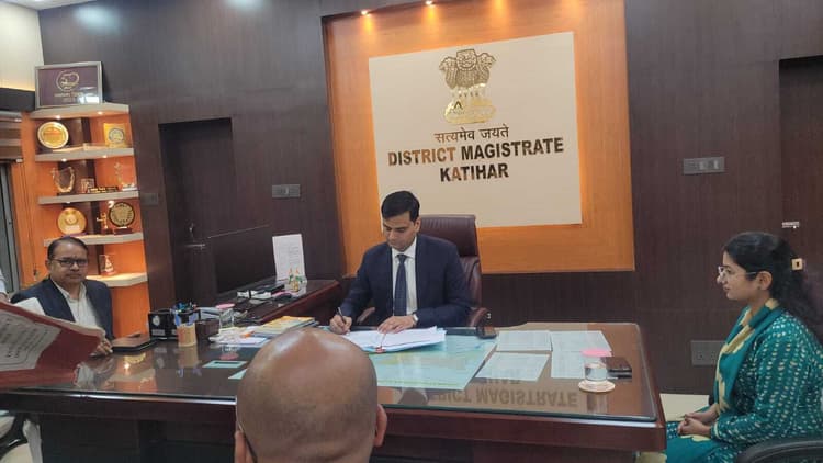 आईएएस अधिकारी आशुतोष द्विवेदी ने 50 वें जिलाधिकारी के रूप लिया प्रभार