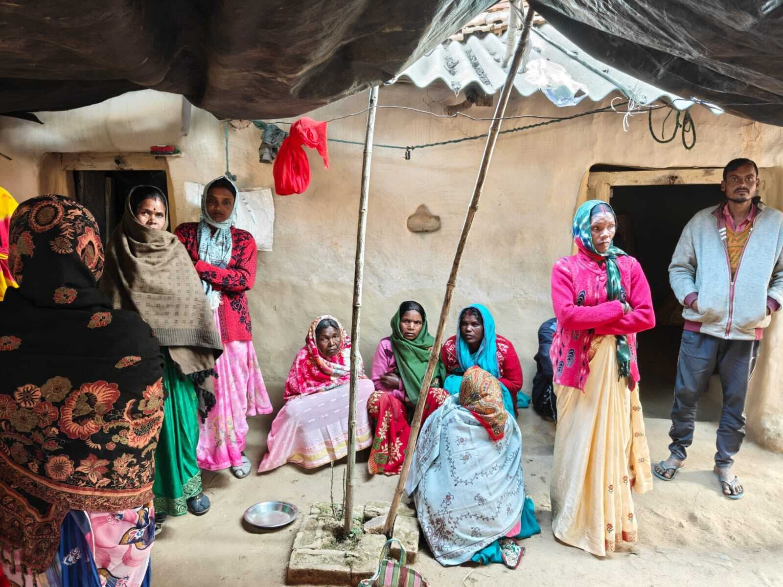 ट्रक की चपेट में आने से दंपति की मौत, बच्चा घायल