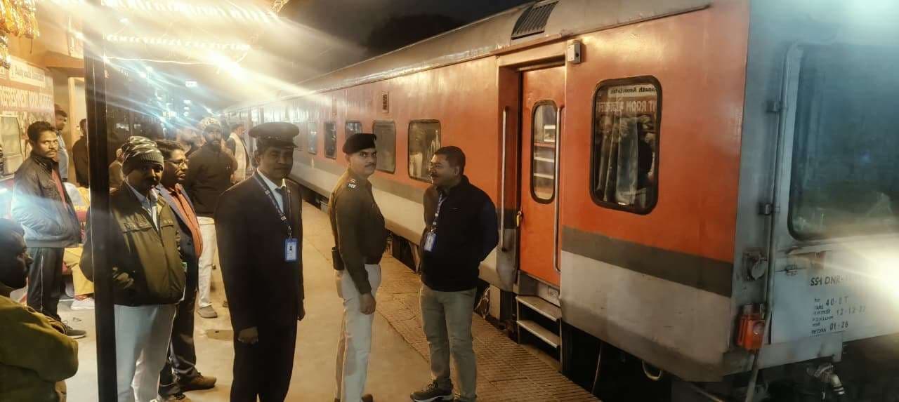 जोनल महाप्रबंधक छत्रसाल सिंह पहुंचे झाझा स्टेशन, दिये जरूरी निर्देश, पांच मिनट स्टेशन पर रूकी सैलून, विंडो इंस्पेक्शन कर निकले आगे