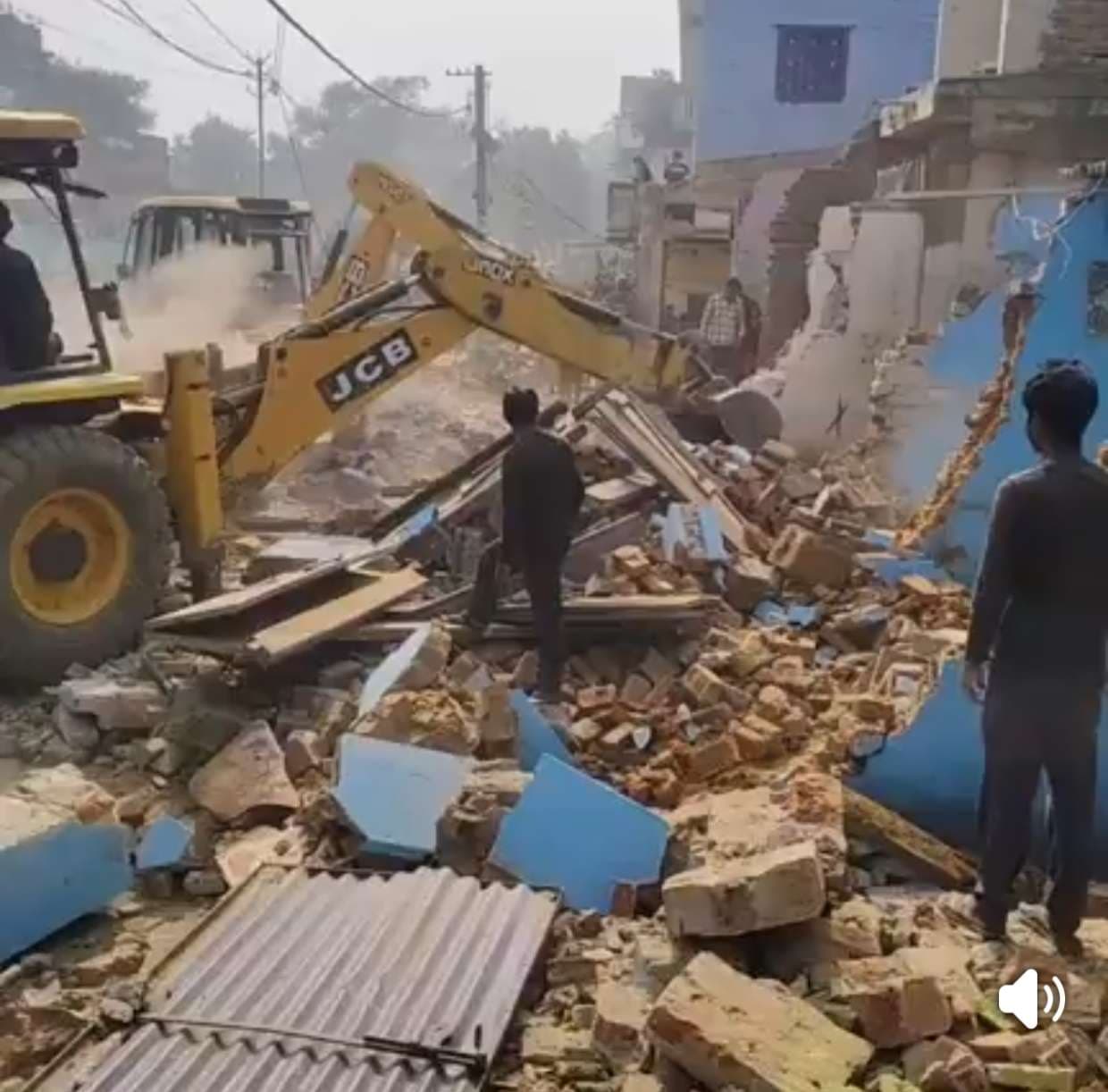 सोनो चौक पर एनएच के दोनों ओर चला बुलडोजर, किया गया अतिक्रमण मुक्त