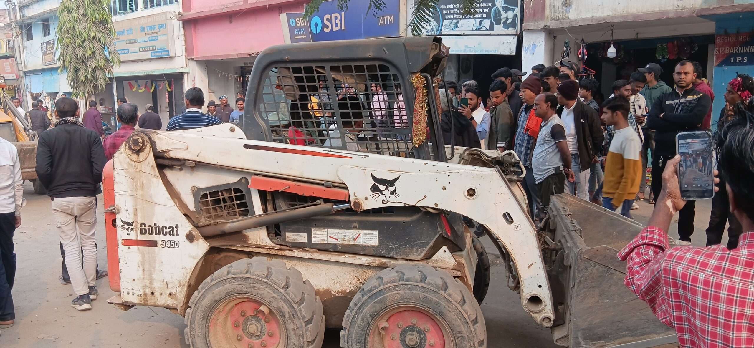 तीसरे दिन भी चला अतिक्रमण हटाओ अभियान, कचहरी रोड, थाना रोड में फिर सक्रिय हुए फुटपाथी दुकानदार, कई जगहों पर दिखी ढील से लोग नाराज