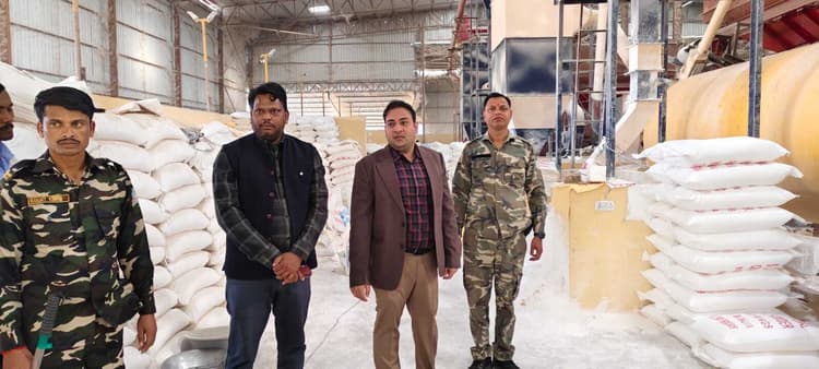 Giridih News :एसडीएम ने पिहरा स्थित पत्थर पीसने की फैक्ट्री की जांच की