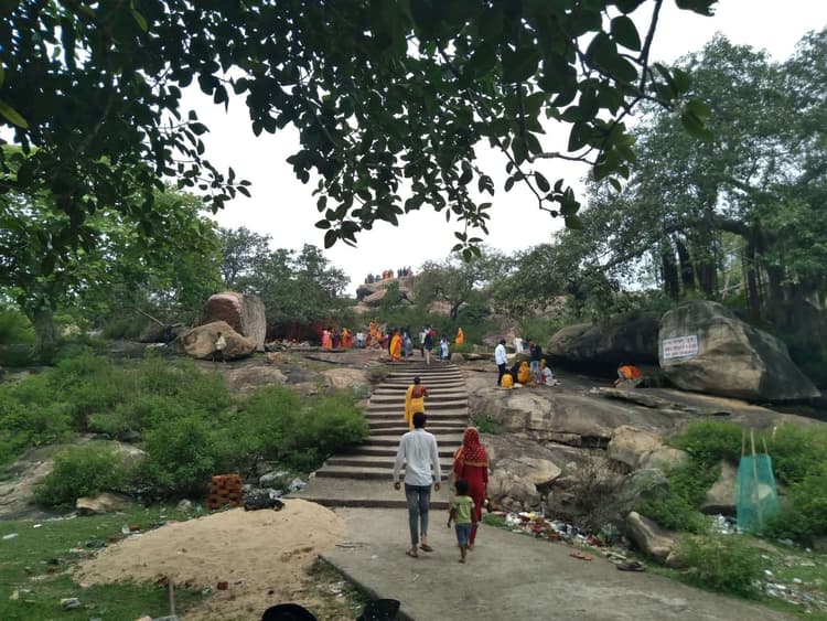 Giridih News :प्राकृतिक सौंदर्य और आस्था का खजाना है बिरनी का मां डबरसैनी पहाड़
