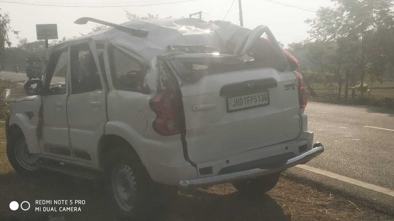 अनियंत्रित होकर स्कॉर्पियो पलटी, बाल-बाल बचे सवारी