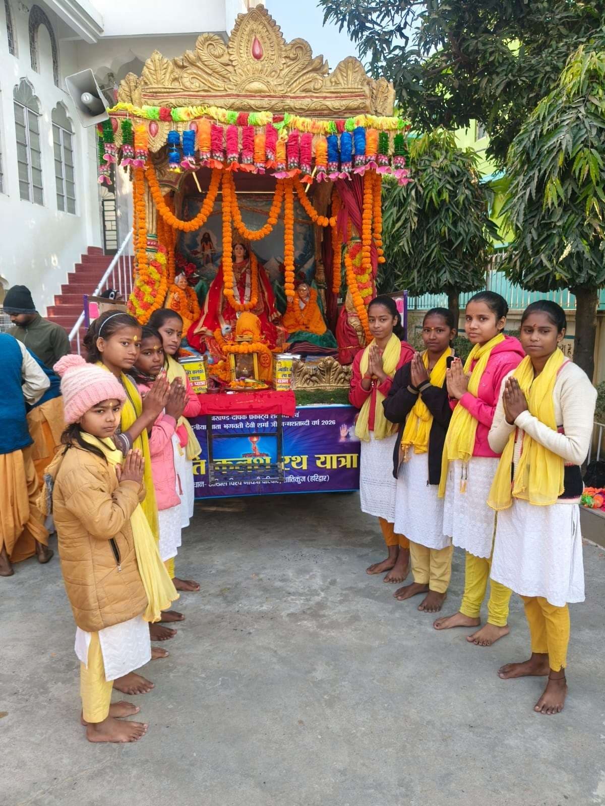 गायत्री परिजनों द्वारा निकाली गयी भव्य शोभायात्रा