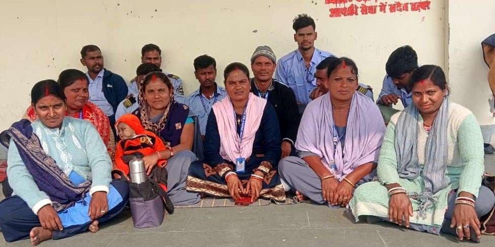 बकाया मानदेय की मांग को लेकर गार्डों ने दिया पीएचसी के समक्ष धरना