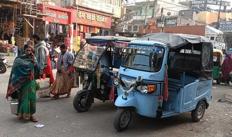 hajipur news. सुबह होते ही महुआ के पातेपुर रोड पर हो जाता है ऑटो चालकों का कब्जा