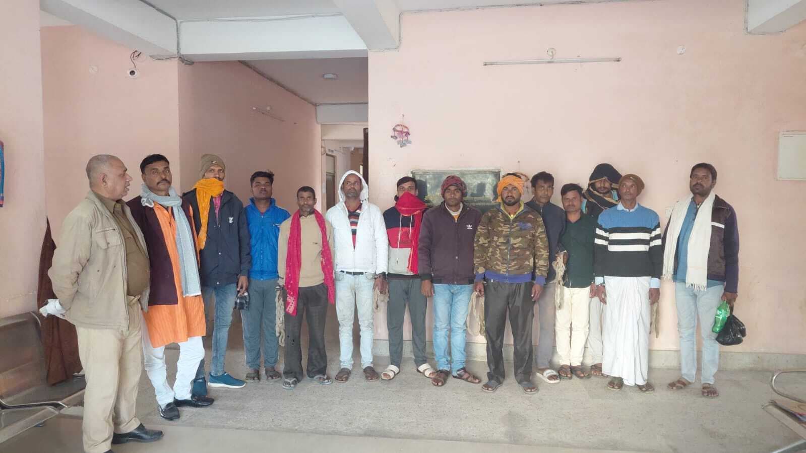 उत्पाद पुलिस ने एक तस्कर व 12 शराबी को पकड़ा