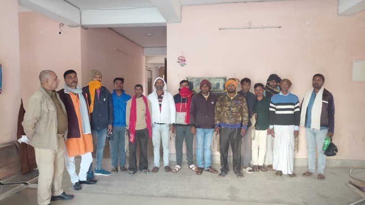 उत्पाद पुलिस ने एक तस्कर व 12 शराबी को पकड़ा
