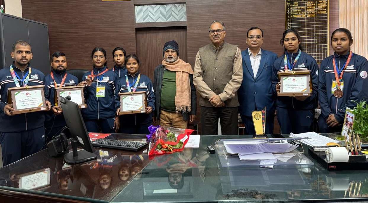 मणिपुर की युद्धकला थांग-ता पर राष्ट्रीय प्रतियोगिता में पदक जीते खिलाड़ियों को वीसी ने किया सम्मानित