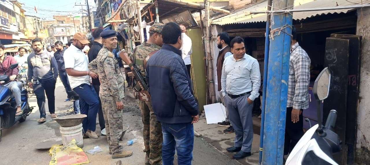 नप ने सड़क किनारे से हटाया अतिक्रमण