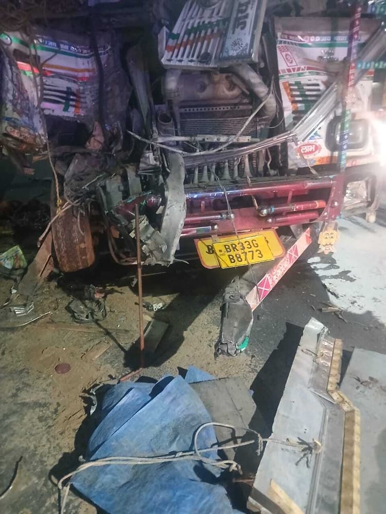 hajipur news. अज्ञात वाहन के ब्रेक मारने से पीछे से टकराया ट्रक, चालक की मौत, खलासी घायल