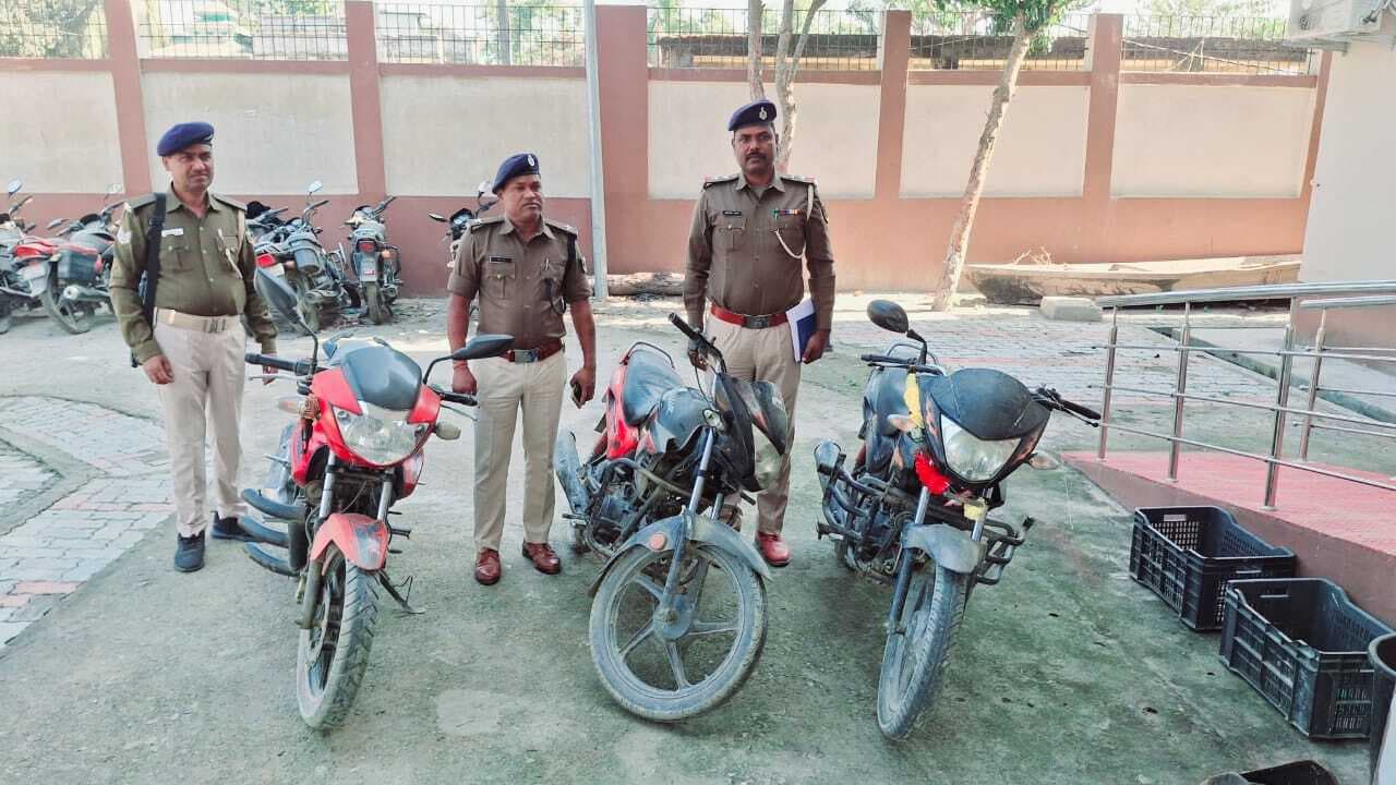 801 लीटर शराब सहित तीन बाइक व एक कार जब्त, तस्कर फरार