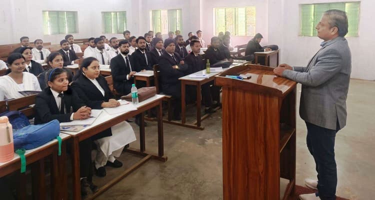 विशेष कक्षा में विधि के विद्यार्थियों को दी गयी प्रतियोगी परीक्षाओं की जानकारी