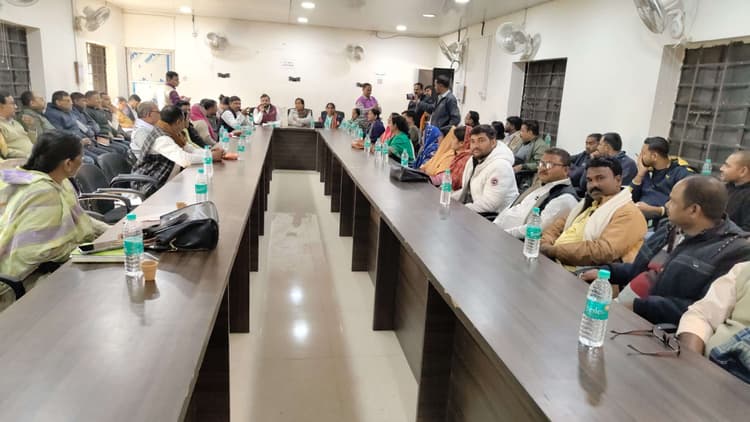 hajipur news. बीडीसी की बैठक में सीडीपीओ व अन्य पदाधिकारियों के अनुपस्थित रहने पर सदस्यों ने जताया आक्रोश