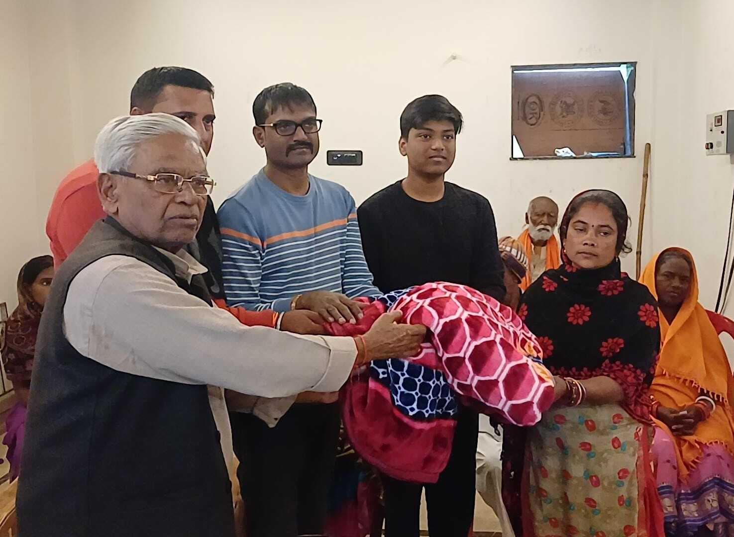 बेटी के जन्मदिन पर 250 जरूरतमंदों के बीच कंबल वितरण