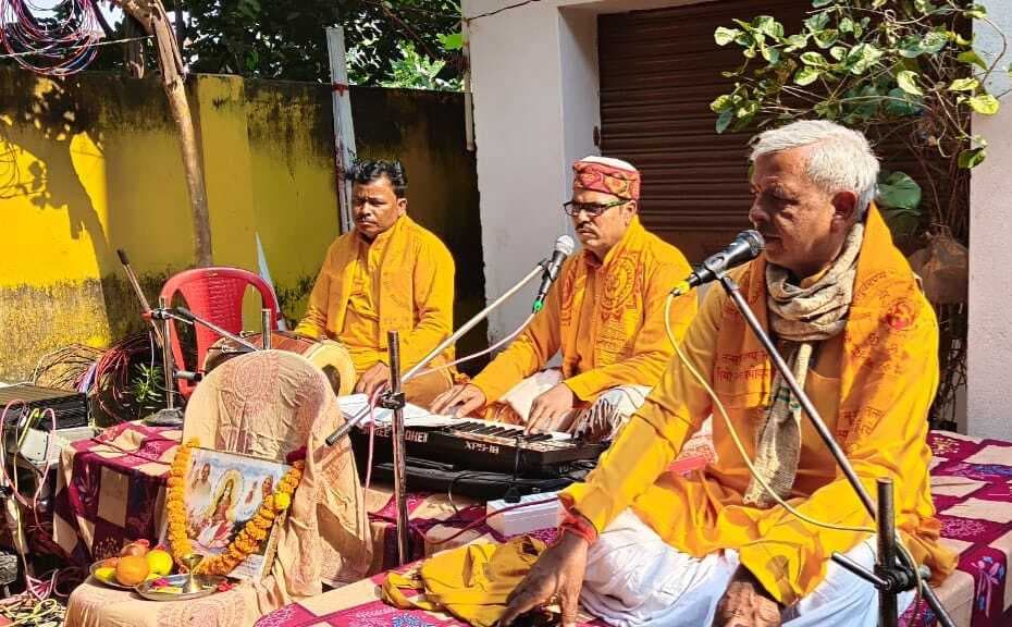 गायत्री मंदिर पर 501 दीप जले, हुआ प्रसाद वितरण