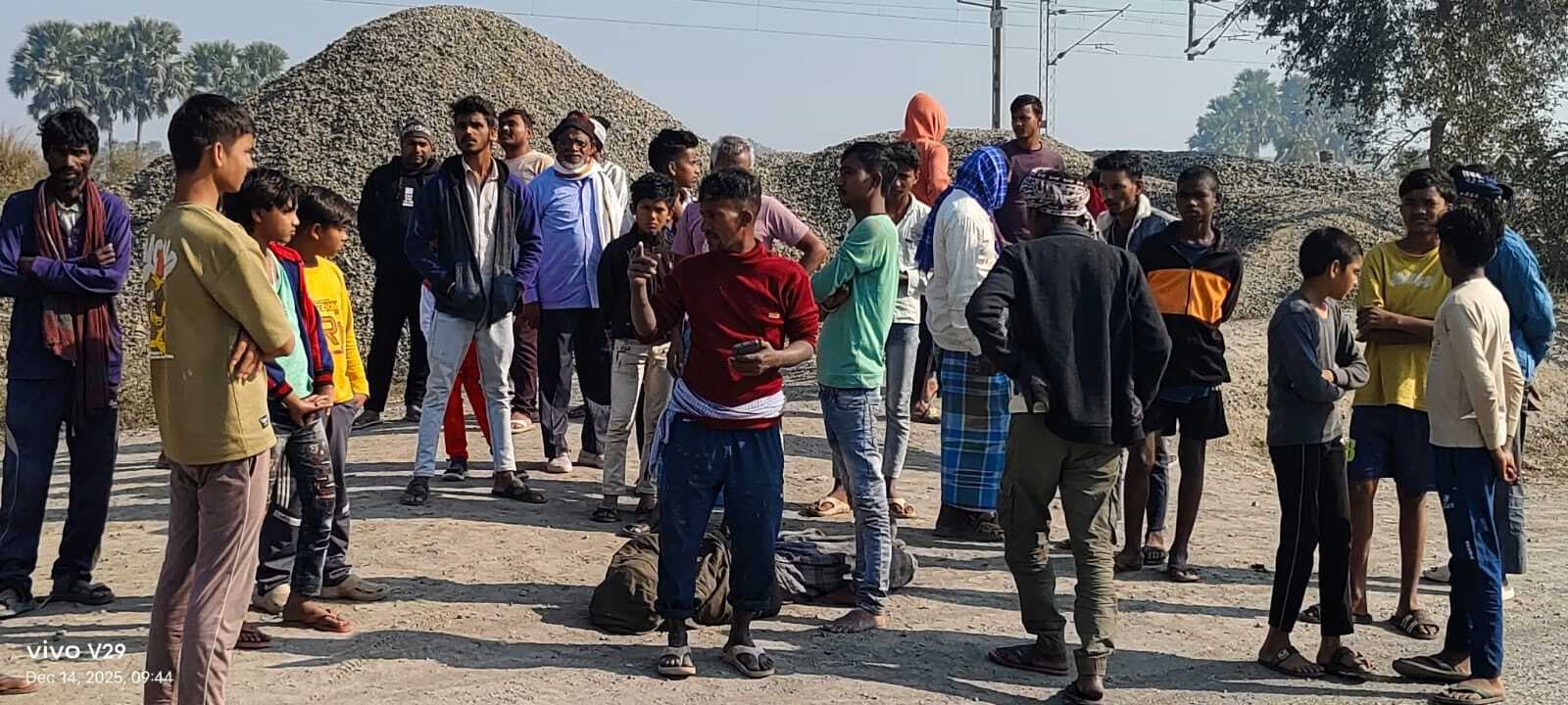 मिर्ज़ाचौकी रेलवे पटरी किनारे मिला शव