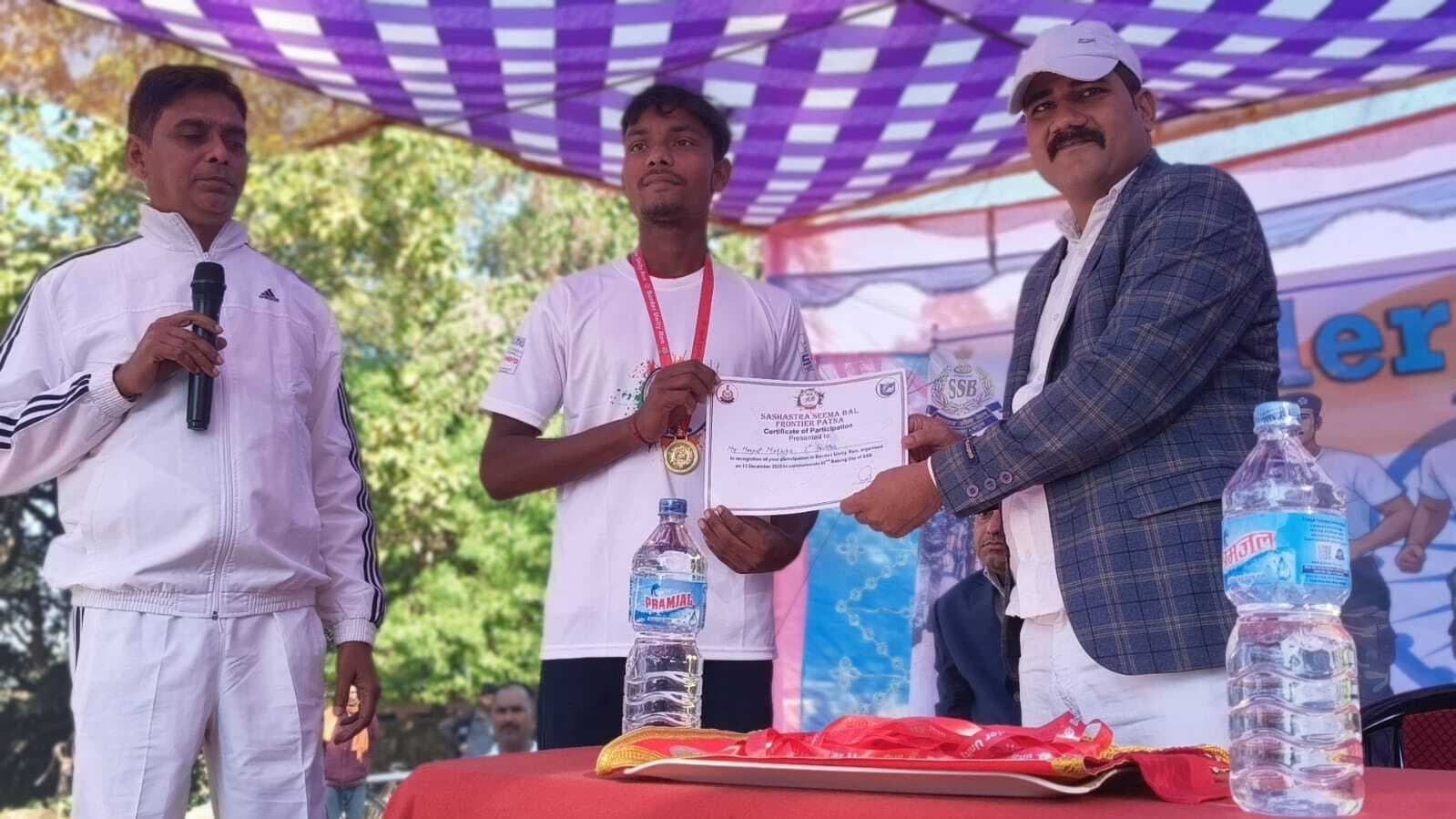 बॉर्डर यूनिटी रन में सफल प्रतिभागी हुए पुरस्कृत