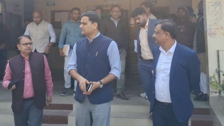 डीएम ने किया कुरसेला प्रखंड व अंचल कार्यालय का निरीक्षण