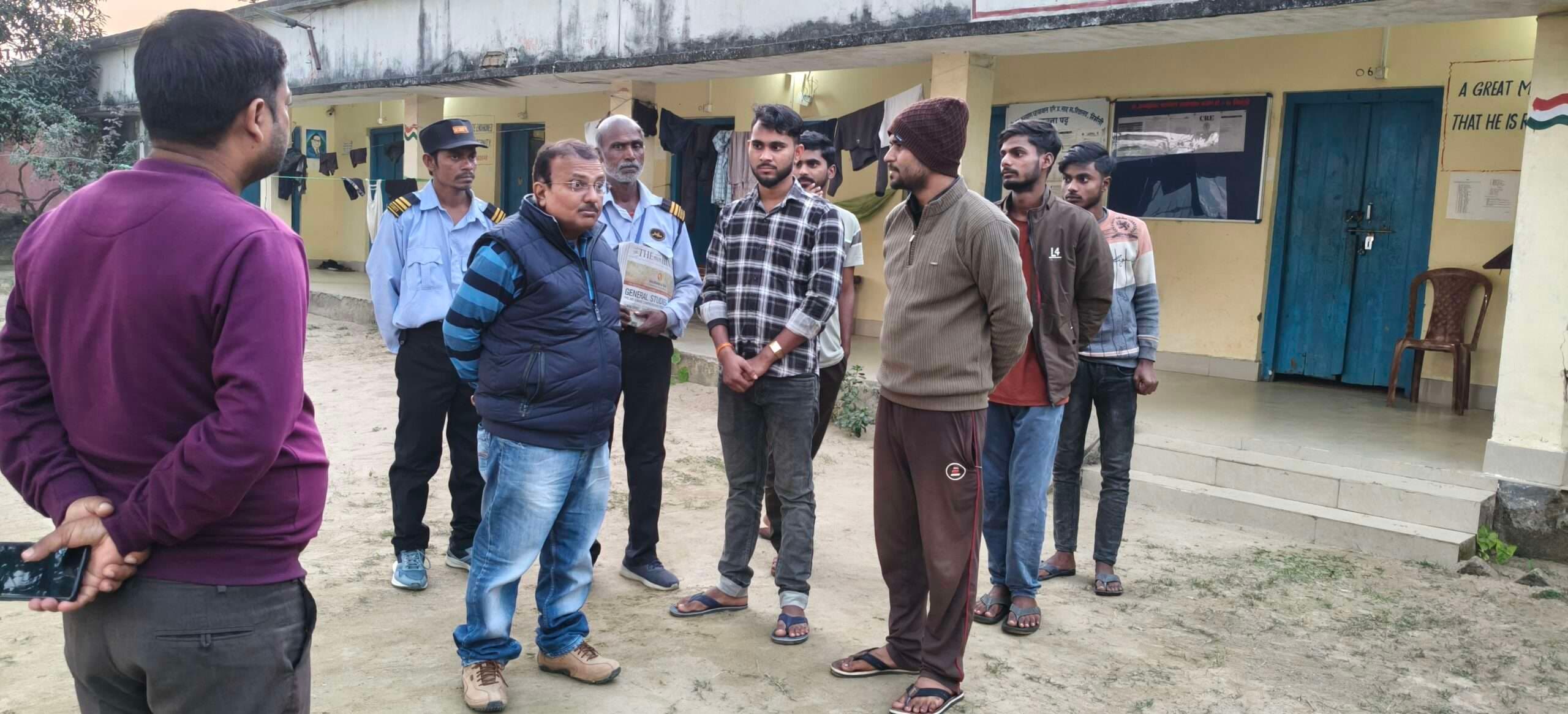 जिला कल्याण पदाधिकारी ने छात्रावास का किया निरीक्षण