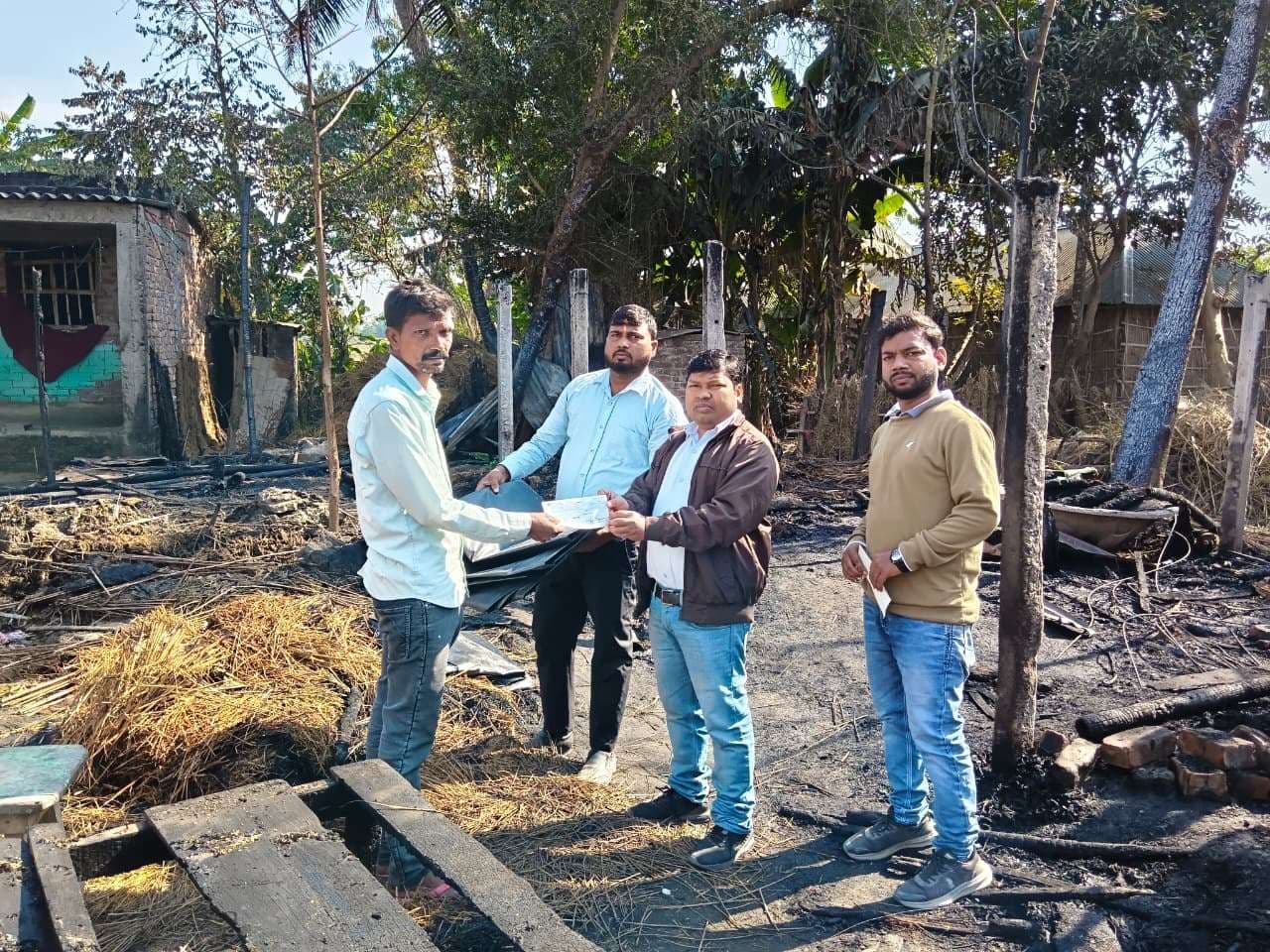 अलाव की चिंगारी से लगी आग, दो घर जले