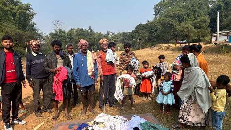जरूरतमंदों के बीच गर्म कपड़ा का वितरण