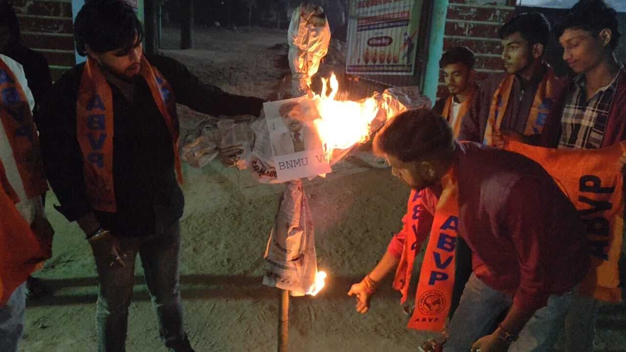 अभाविप कार्यकर्ताओं ने कुलपति का फूंका पुतला
