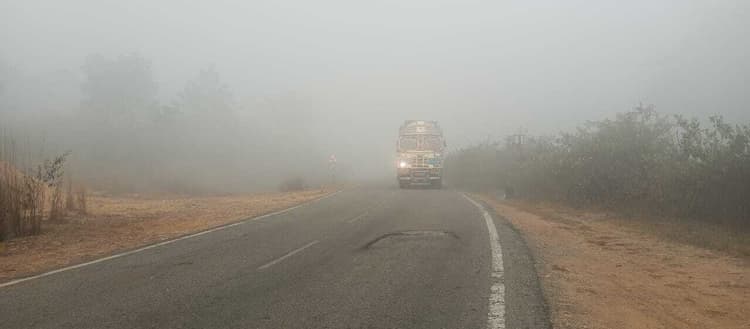 मैक्लुस्कीगंज में छाया घना कोहरा, परेशानी बढ़ी.