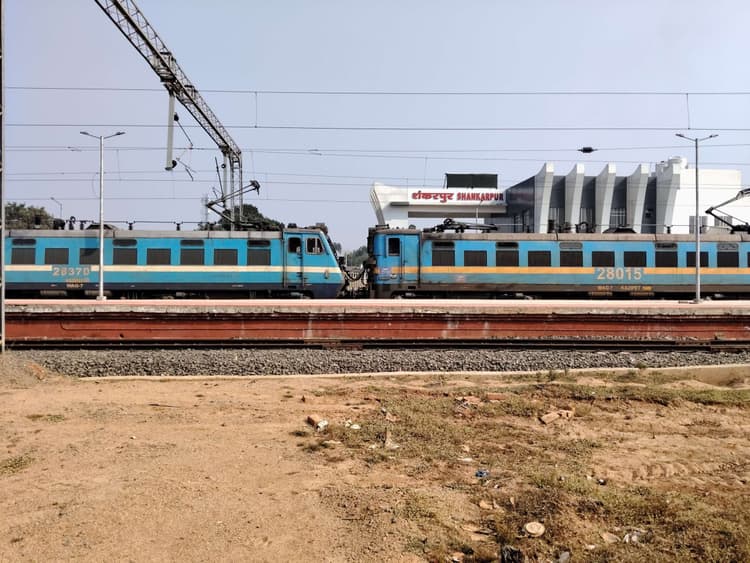 देवीपुर: शंकरपुर में रेलवे क्रॉसिंग पर ओवरब्रिज निर्माण कराने की मांग