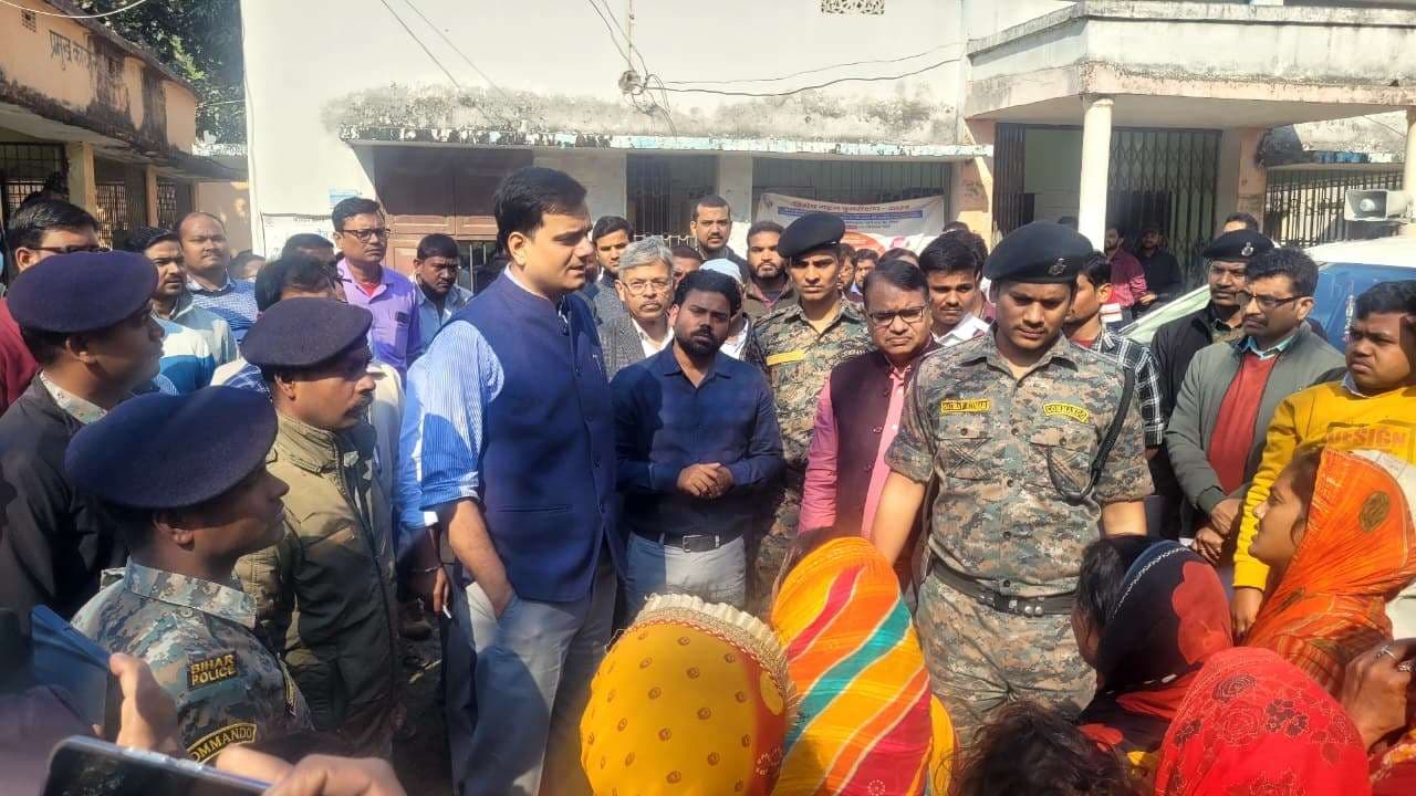 किसी आवेदन के निष्पादन में अनावश्यक विलंब होने पर होगी कार्रवाई: डीएम