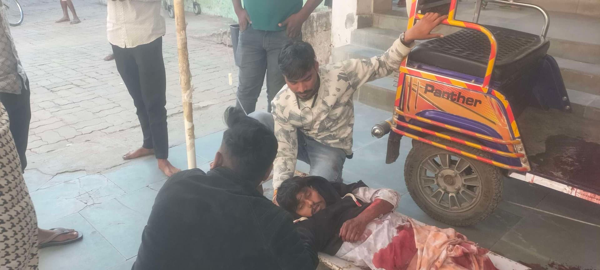 ट्रक की ठोकर से बाइक सवार दो युवक घायल