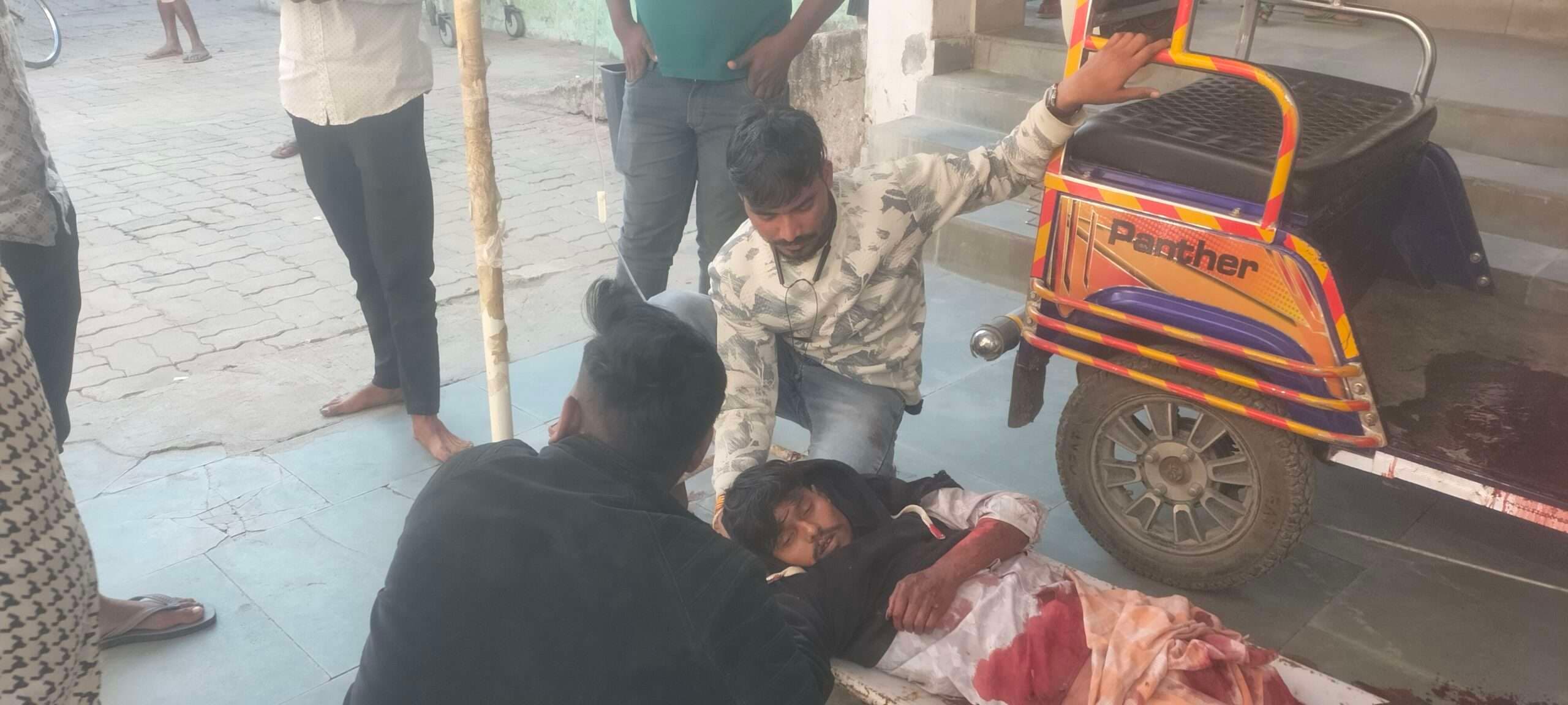 ट्रक की ठोकर से बाइक सवार दो युवक घायल