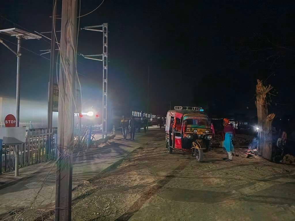 पंजवारा रेलवे हॉल्ट पर शाम होते ही छा जाता है अंधेरा