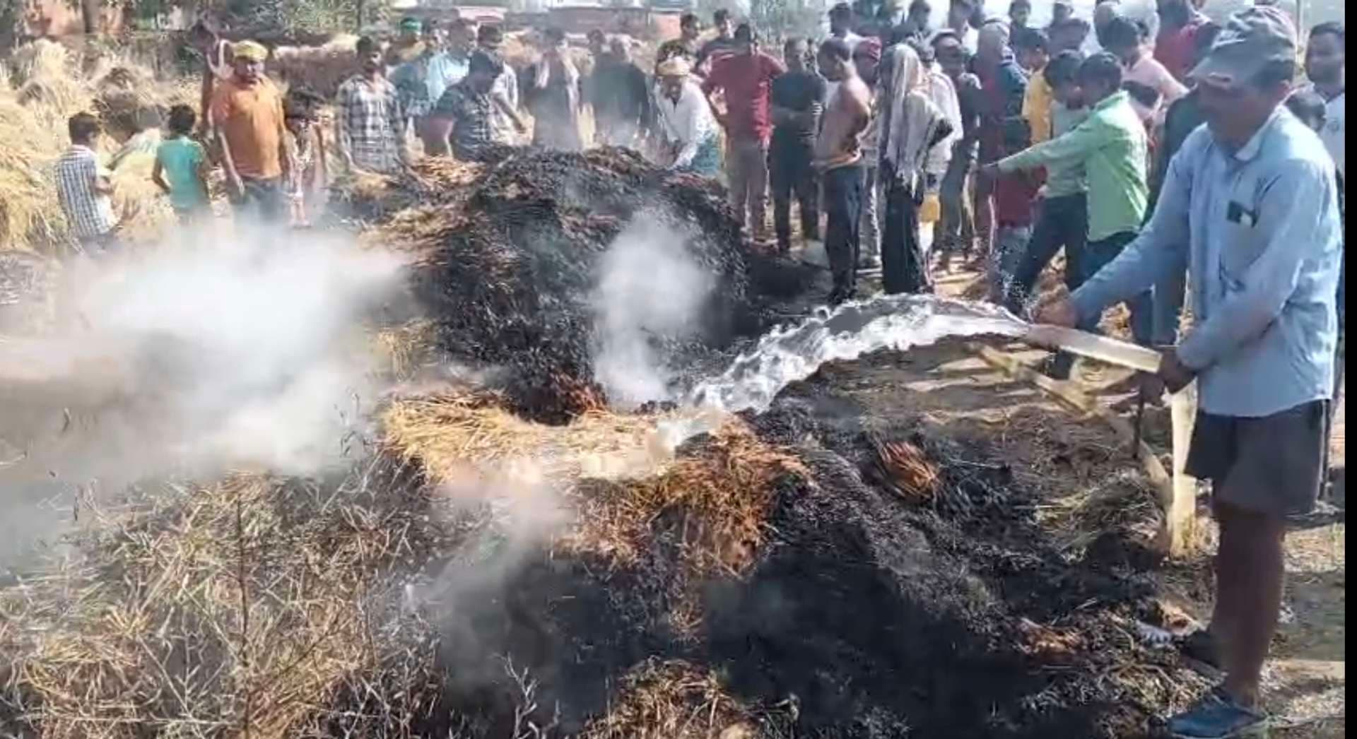 Giridih News :आग लगने से एक लाख का धान जला