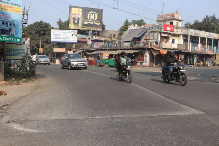 Jamshedpur News : टाटानगर स्टेशन से हाता तक 18 किमी सड़क निर्माण अधूरा, उपायुक्त ने विभागीय पदाधिकारियों को लगायी फटकार