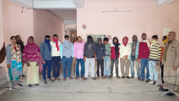 एक तस्कर व 13 शराबी को किया गिरफ्तार