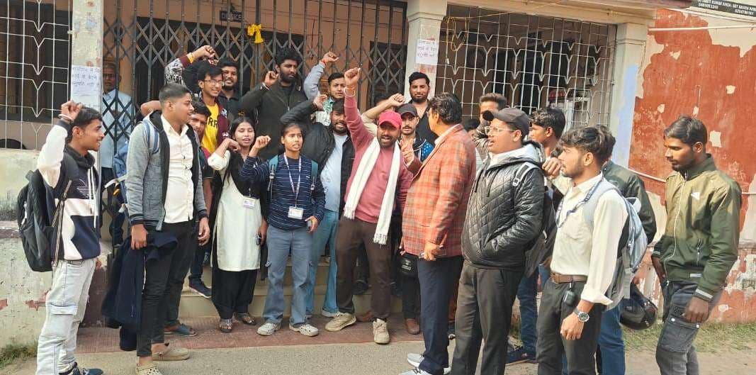 परीक्षा फॉर्म के शुल्क बढ़ाने के विरोध में अभाविप ने विभिन्न कॉलेजों में दिया धरना