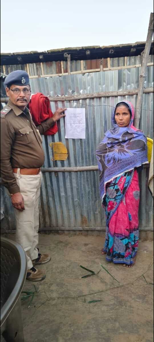 वारंटी के घर पुलिस ने चिपकाया इश्तेहार