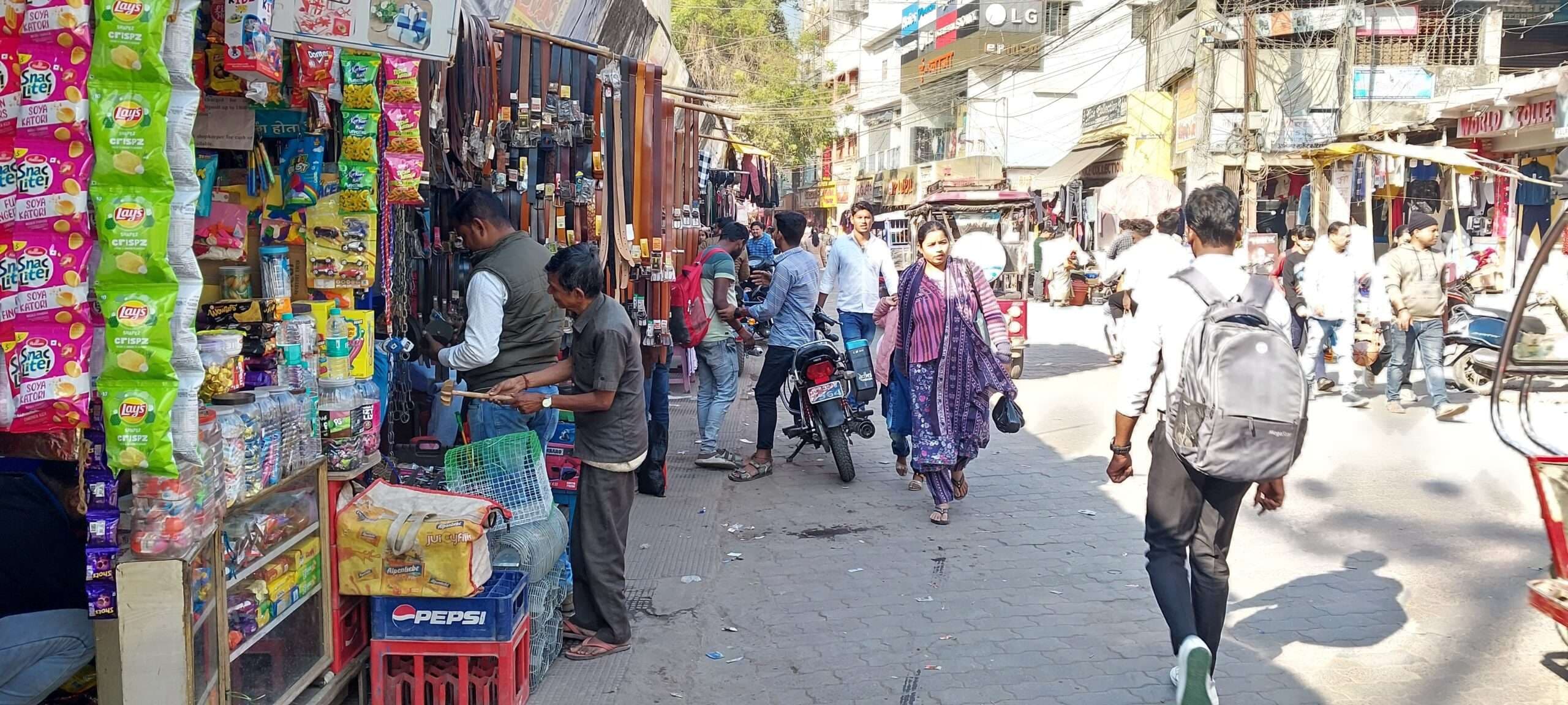 शहर में नाला के उपर बने तीन फीट चौड़ी पैदल पथ का दुकानदारों ने कर लिया अतिक्रमण