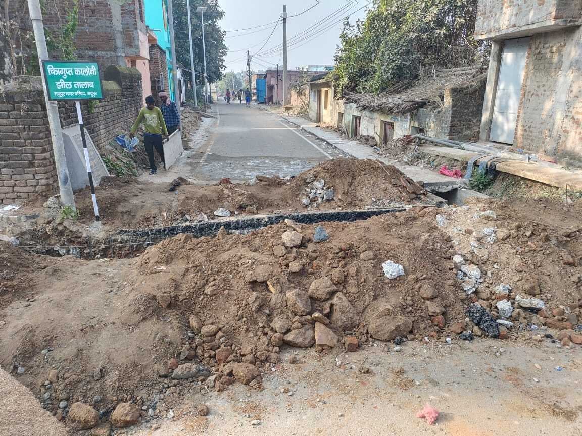 लाखों के लागत से एक सप्ताह पूर्व बनी सड़क को तोड़कर बनाया जा रहा नाला, सड़क पूरी तरह अवरुद्ध