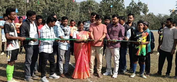 बेगचुरी फुटबॉल मैदान में तीन दिवसीय फुटबॉल प्रतियोगिता का शुभारंभ