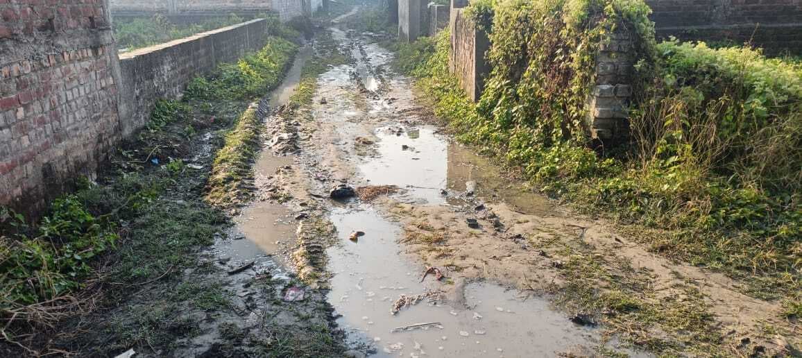 पारा मेडिकल प्रशिक्षण केन्द्र का चार वर्षों से सड़क पर बह रहे गंदा पानी मोहल्ले वासी त्रस्त