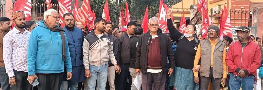 Bokaro News : मांगों को लेकर आउटसोर्सिंग स्वास्थ्यकर्मियों ने किया प्रदर्शन